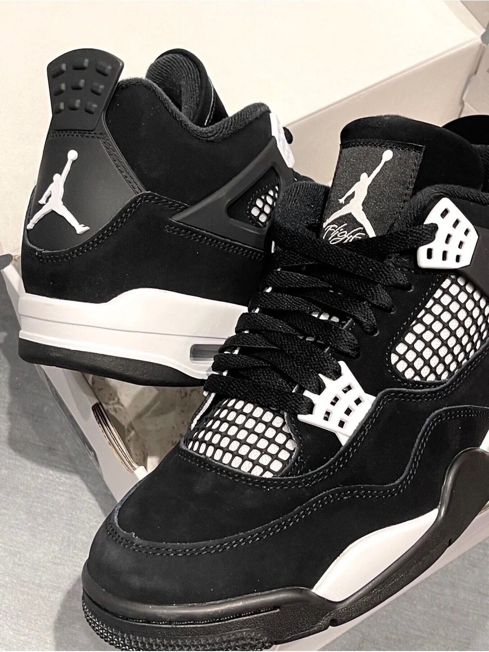Air Jordan 4 Retro White Thunder.